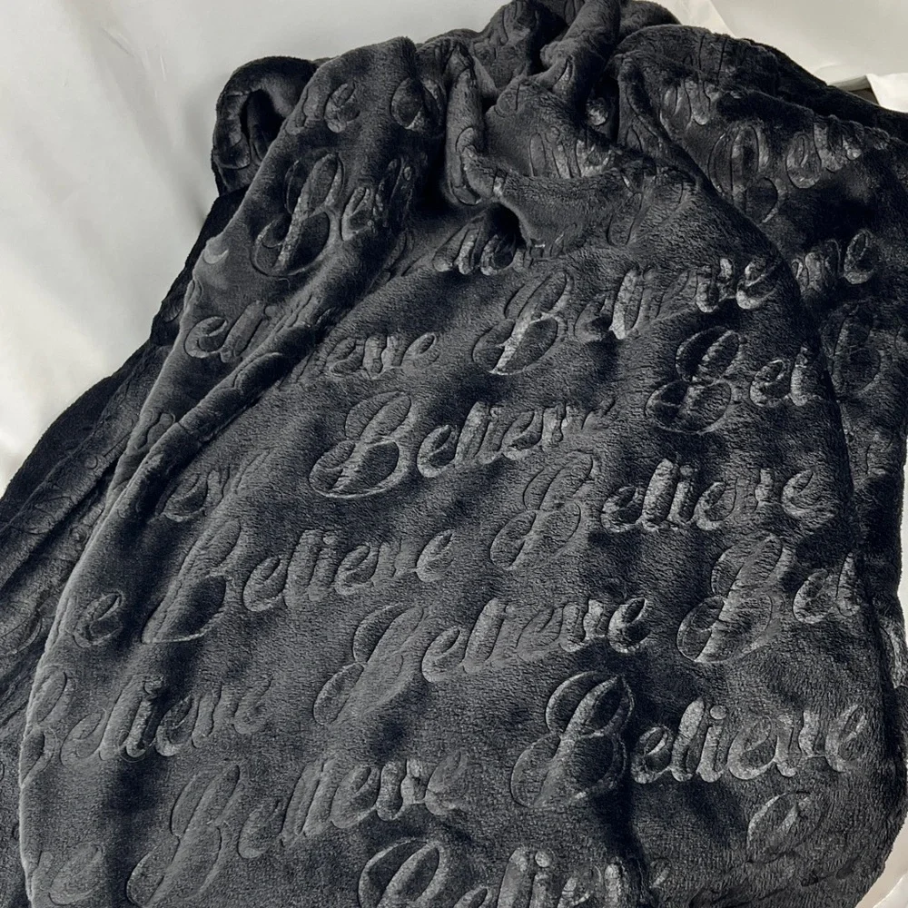NWOT Luxurious Lightweight Black Holiday Throw Blanket 50” x 70”
